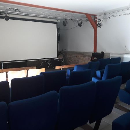 Gite dans un parc animalier avec salle de cinéma Aurice Exterior foto